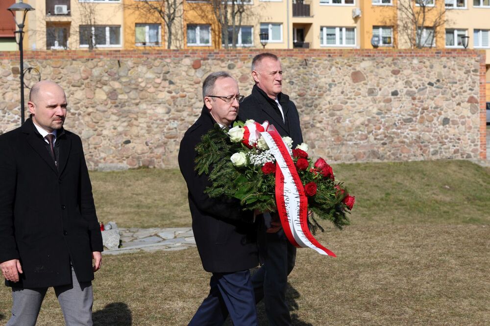 Przedstawiciele IPN złożyli kwiaty pod pomnikiem Pamięci Ofiar Lubina &amp;#039;82. Na zdj. od lewej: dr hab. Kamil Dworaczek, dyrektor wrocławskiego IPN, dr hab. Karol Polejowski, zastępca prezesa IPN (C), Andrzej Pozorski, szef pionu śledczego IPN (L) – Lubin, 4 marca 2025. Fot. Maciej Parysek (IPN)