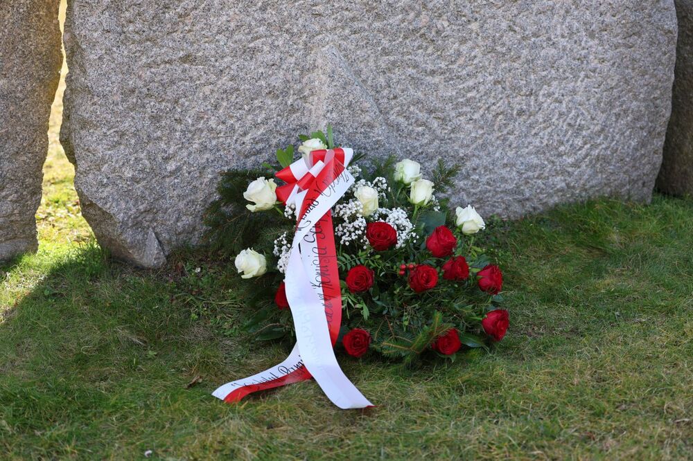 Przedstawiciele IPN złożyli kwiaty pod pomnikiem Pamięci Ofiar Lubina '82 – Lubin, 4 marca 2025. Fot. Maciej Parysek (IPN)