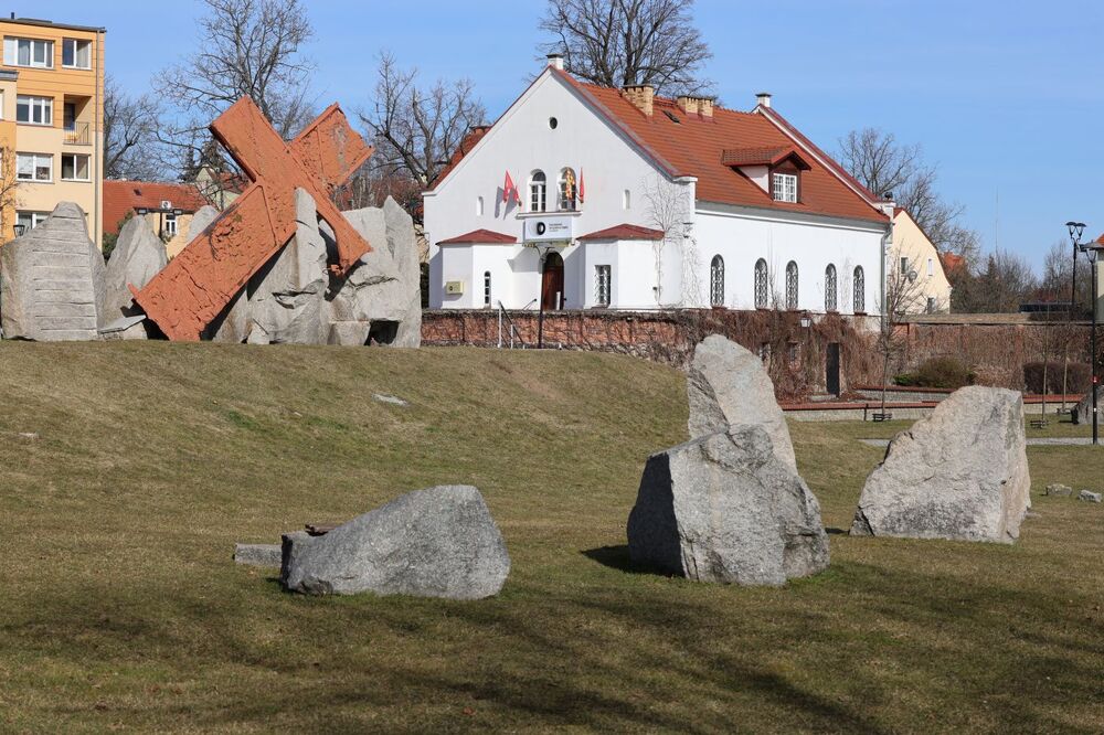 Przedstawiciele IPN złożyli kwiaty pod pomnikiem Pamięci Ofiar Lubina '82 – Lubin, 4 marca 2025. Fot. Maciej Parysek (IPN)