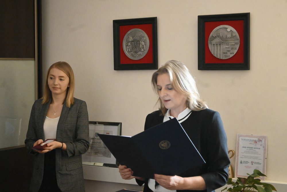 Mieczysław Długosz, działacz opozycji antykomunistycznej, odznaczony Krzyżem Wolności i Solidarności. Na zdj. naczelnik delegatury IPN w Radomiu Danuta Pawlik – Radom, 4 marca 2025. Fot. Michał Adamczyk (IPN)