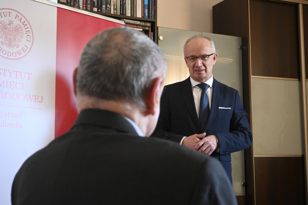 Mieczysław Długosz, działacz opozycji antykomunistycznej, odznaczony Krzyżem Wolności i Solidarności. Na zdj. zastępca prezesa IPN dr hab. Krzysztof Szwagrzyk – Radom, 4 marca 2025. Fot. Michał Adamczyk (IPN)