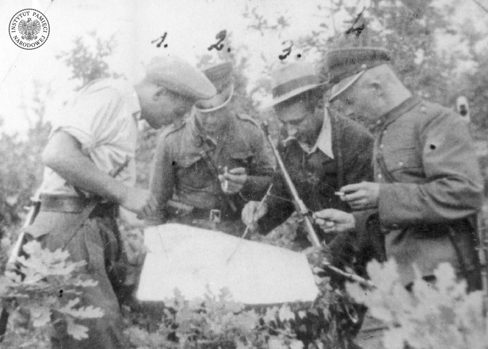 Narada dowódców patroli oddziału WiN kpt. Zdzisława Brońskiego „Uskoka”. Od lewej: ppor. Stanisław Kuchcewicz „Wiktor”, N.N., sierż. Józef Franczak „Lalek”, st. sierż. Walery Waśkiewicz „Strzała”, wiosna–lato 1947 r. Fot. z zasobu IPN