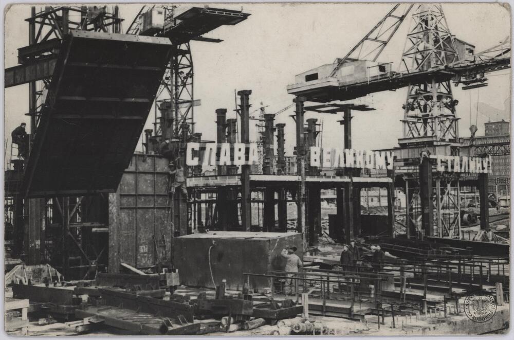 IPNBU-3-20-17-1, Fragment placu budowy Pałacu Kultury i Nauki (do 1956 r. im. Józefa Stalina) w Warszawie - zbliżenie. Na elementach konstrukcji szyld okolicznościowy w j. rosyjskim ku czci Józefa Stalina (tłum "Chwała Wielkiemu Stalinowi").  Źródło: AIPN