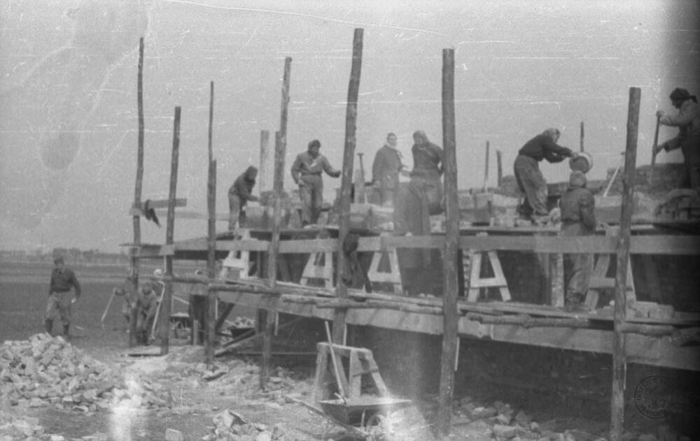 IPNBy-23-5-3-2, Prace budowlane przy jednej ze ścian budynku (widoczna kobieca brygada budowlana pracująca na drewnianej konstrukcji tymczasowej). Archiwum IPN