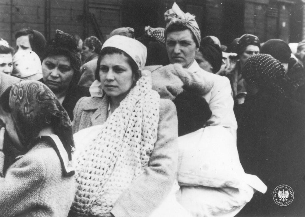 Grupa kobiet (w różnym wieku) stoi na rampie bocznicy kolejowej w obozie zagłady KL Auschwitz-Birkenau po przybyciu transportu Żydów z Węgier(?), fot. AIPN, sygn. GK-9-1-42-42
