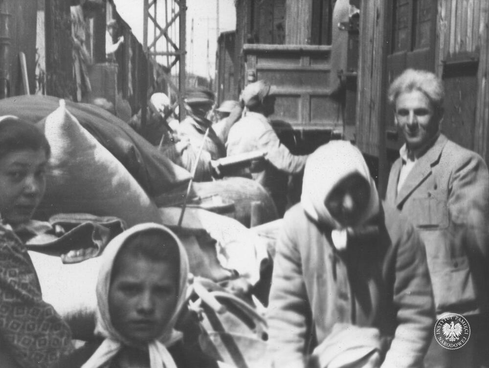 Repatrianci za Buga podczas wyładunku [?] na jednej ze stacji kolejowych, fot. AIPN, sygn. IPNBU-19-2-8-128-1