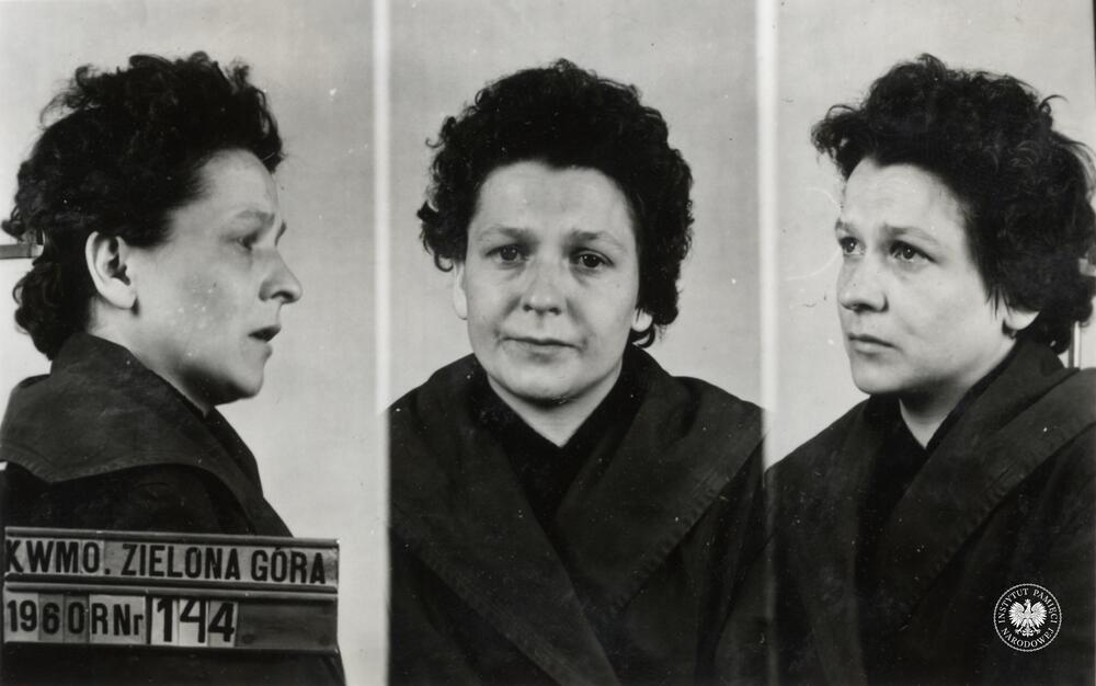 Fotografia sygnalityczna przedstawia Krystynę Sowę zatrzymaną za udział w zajściach w Zielonej Górze 30 maja 1960 r., fot. AIPN, sygn. IPNPo-11-1-168-1-1