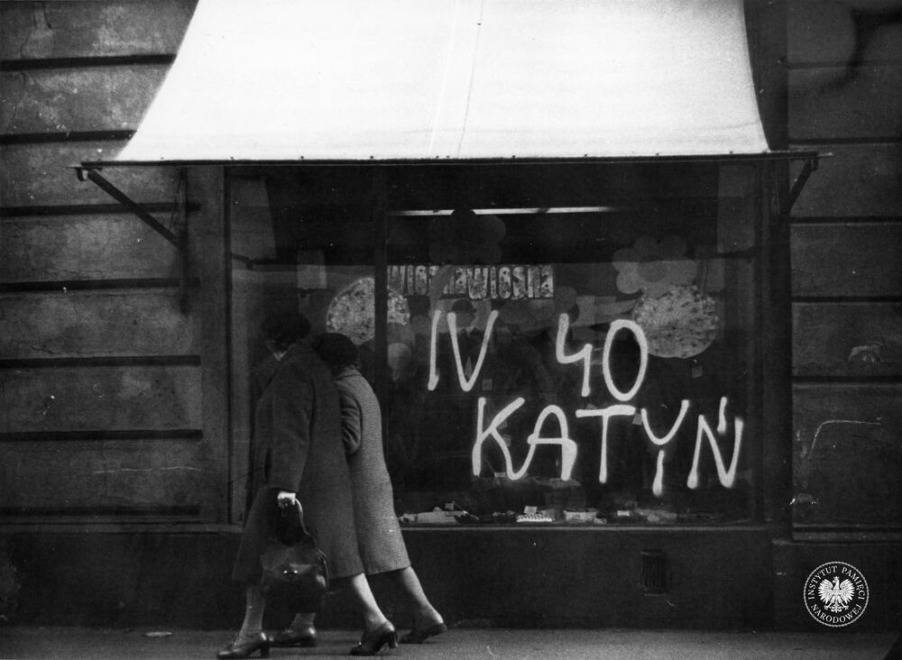 Napis na witrynie sklepowej: IV 40 KATYŃ (wystawie sklepowej przyglądają się dwie przechodzące obok kobiety). Materiały dokumentujące protest społeczny w Bydgoszczy w związku z wydarzeniami, jakie miały miejsce w lutym i marcu 1981 r., w związku z rejestracją rolniczej „Solidarności”, fot. AIPN, sygn. IPNBy-17-3-27-3-1