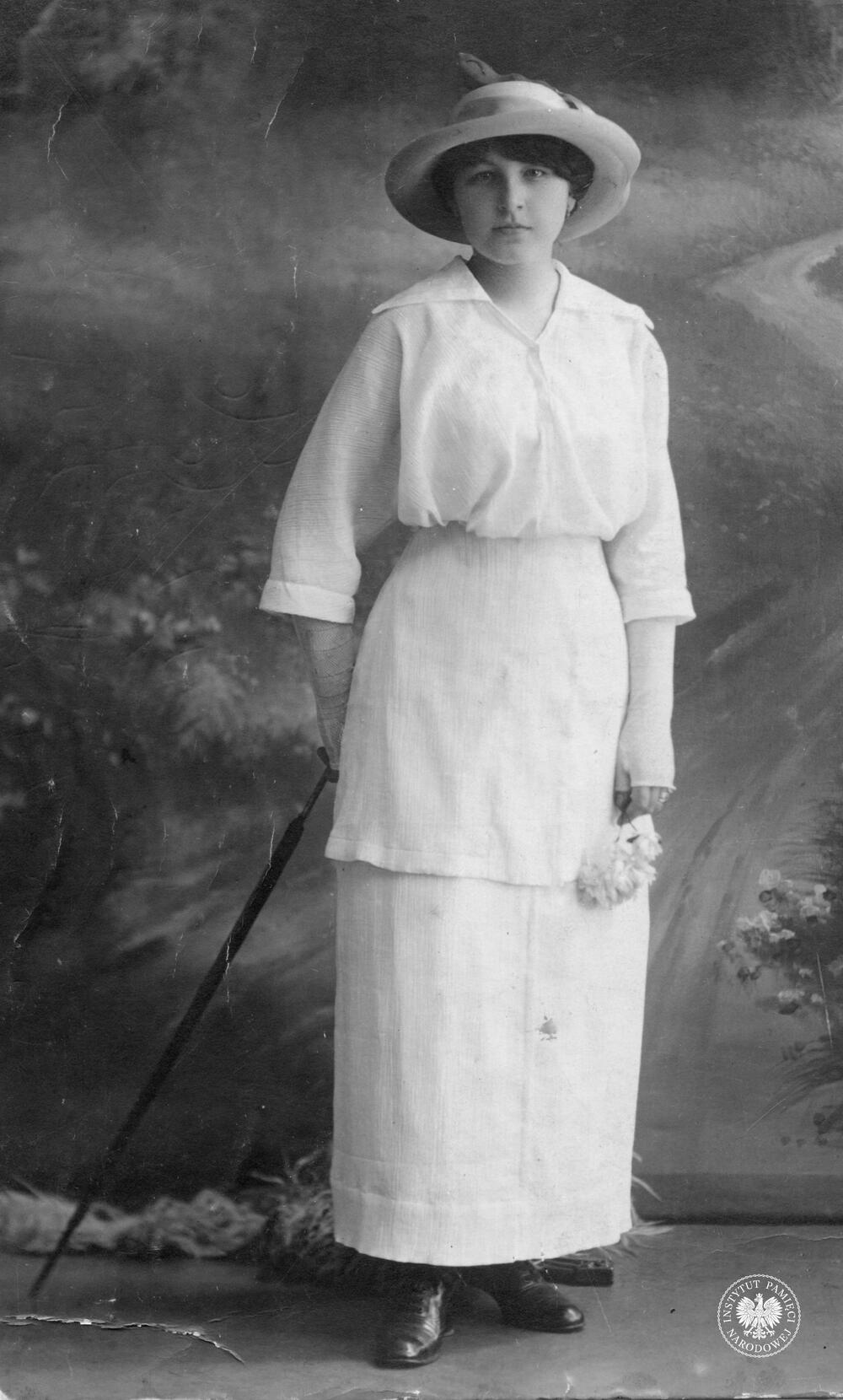 NN kobieta, fotografia studyjna, fot. AIPN, sygn. IPNKr-10-1-88-71-1