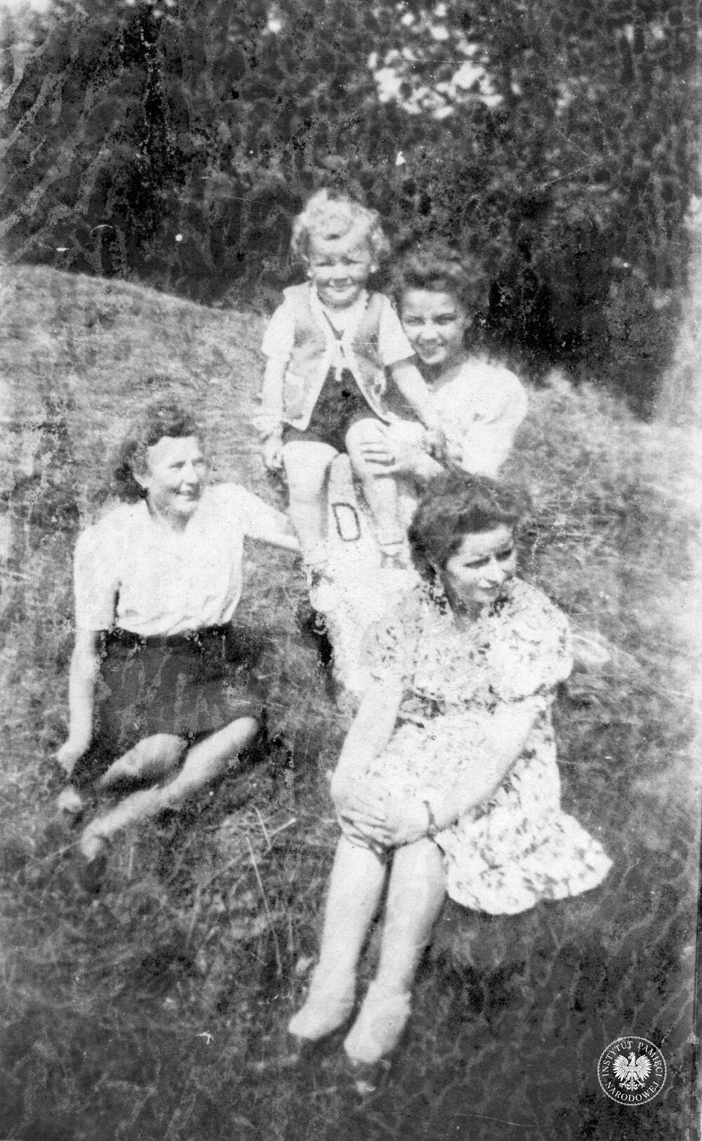 Rodzina i znajomi Aleksandra Popławskiego, fot. AIPN, sygn. IPNKr-10-1-1-5-1