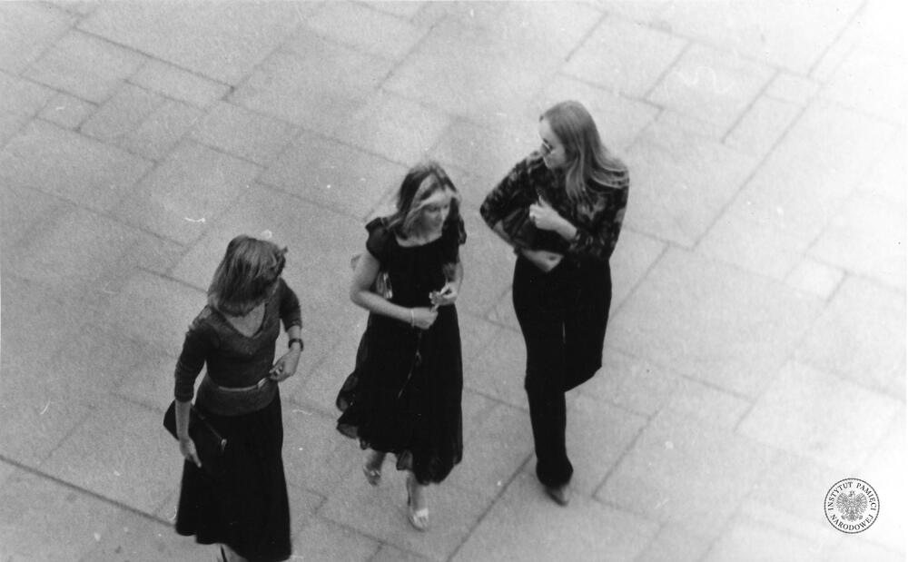 Trzy kobiety na Rynku Głównym w Krakowie w dniu przybycia do kościoła Mariackiego papieża Jana Pawła II. Pierwsza pielgrzymka papieża Jana Pawła II do Polski, czerwiec 1979 rok, fot. AIPN, sygn. IPNKr-7-7-1-119-1