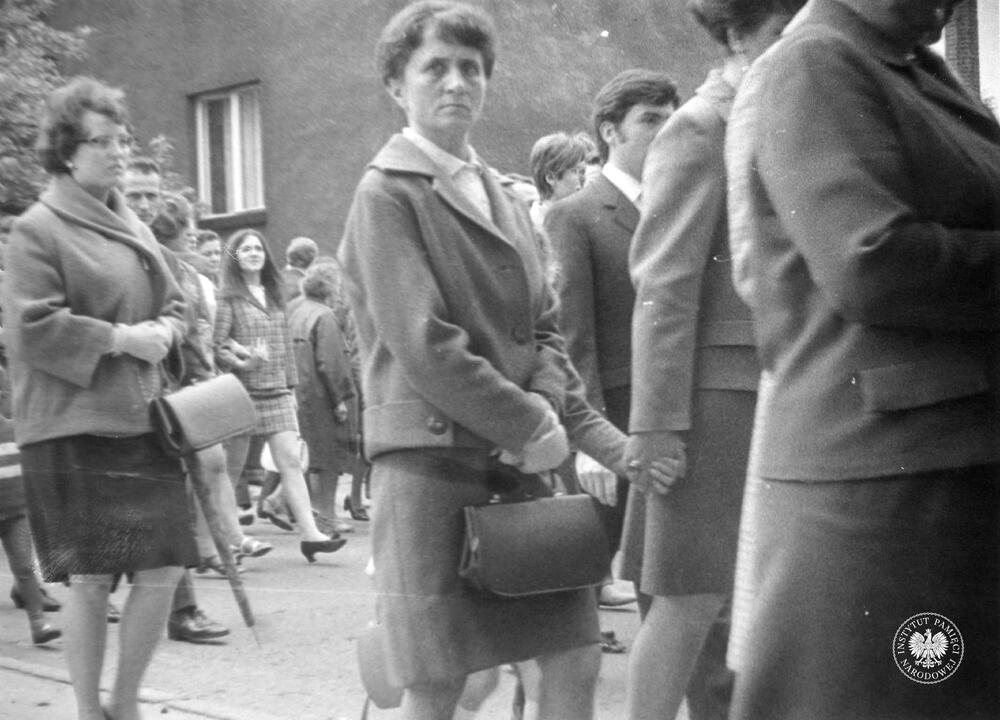 Procesja z okazji Bożego Ciała przechodzi w okolicach ul. Marchlewskiego (obecnie Misjonarzy Oblatów) w Katowicach. Fotografia została wykonana 28.5.1970 r., fot. AIPN, sygn. IPNKa-7-6-10-47-1