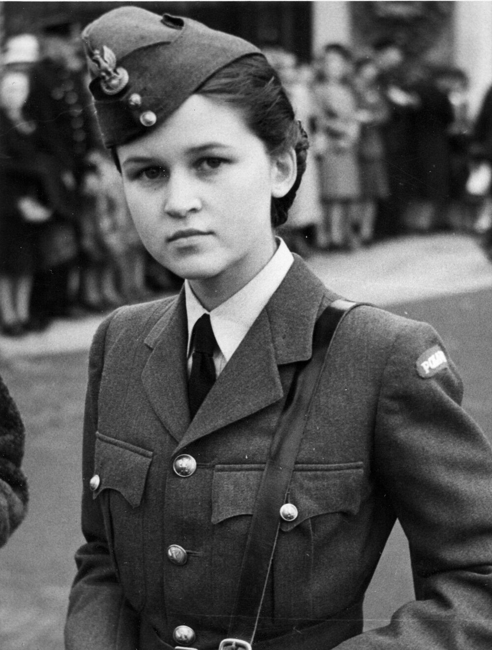 IPNBU-2-6-122-6 Maria Barr z domu Chłusewicz, po uroczystości wręczenia orderu Distinguished Flying Cross (D.F.C., trzyma go w dłoniach w futteale) przez króla W. Brytanii Jerzego VI, przyznanego pośmiertnie jej mężowi za wybitne zasługi majorowi Philipowi Rexowi Barr z 107 Dywizjonu RAF (ang. No. 107 RAF Squadron) poległemu w Wevelgem (Belgia) 7.11.1942 r.