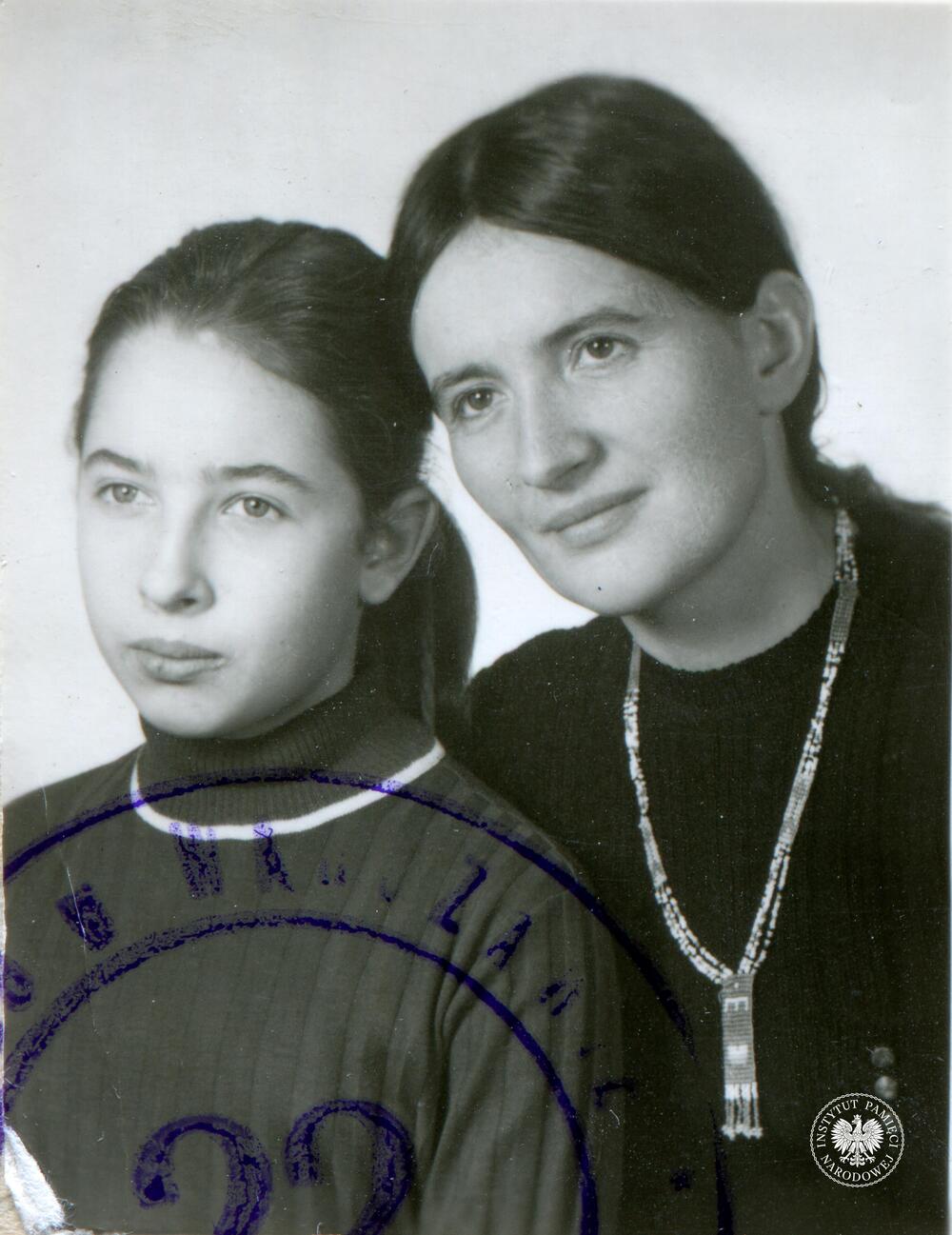 Zdjęcie portretowe Krystyny Starczewskiej, c. Stefna, ur. 16.11.1937 r. z córką Anną, fot. AIPN, sygn. IPNBU-13-1-303-1-1