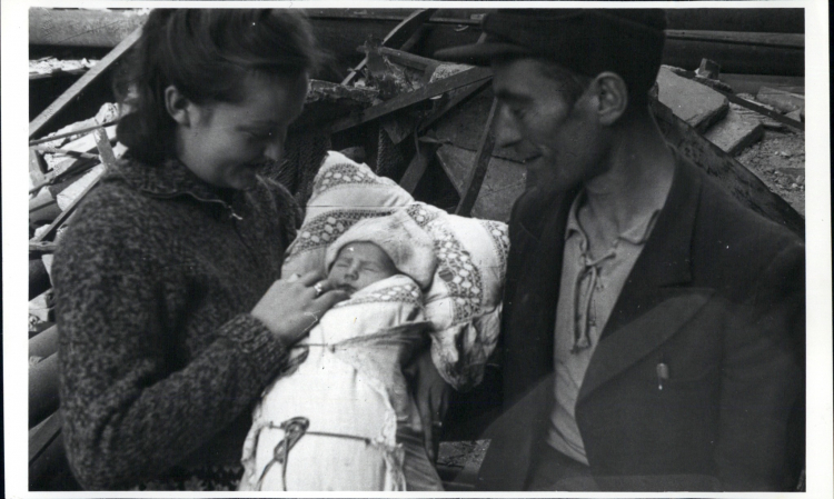 Rodzina na tle ruin Warszawy na fotografii Henryka Śmigacza. Archiwum IPN