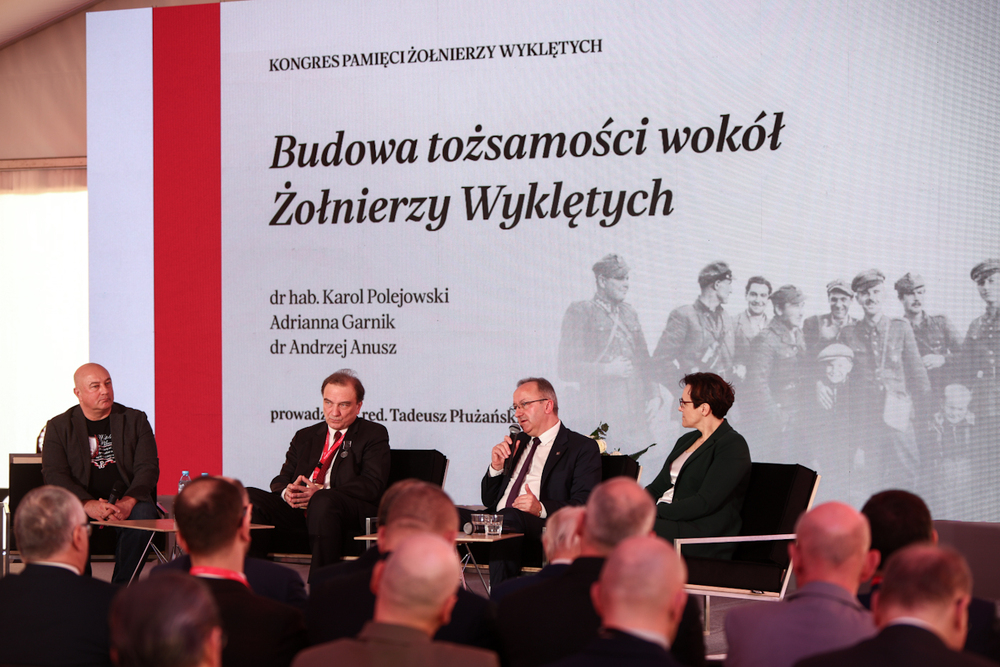 Rozpoczął się Kongres Pamięci Żołnierzy Wyklętych – Warszawa, 7 marca 2025. Na zdj. od lewej red. Tadeusz Płużański, dr Andrzej Anusz, dr hab. Karol Polejowski, Adrianna Garnik. Fot. Sławek Kasper (IPN)
