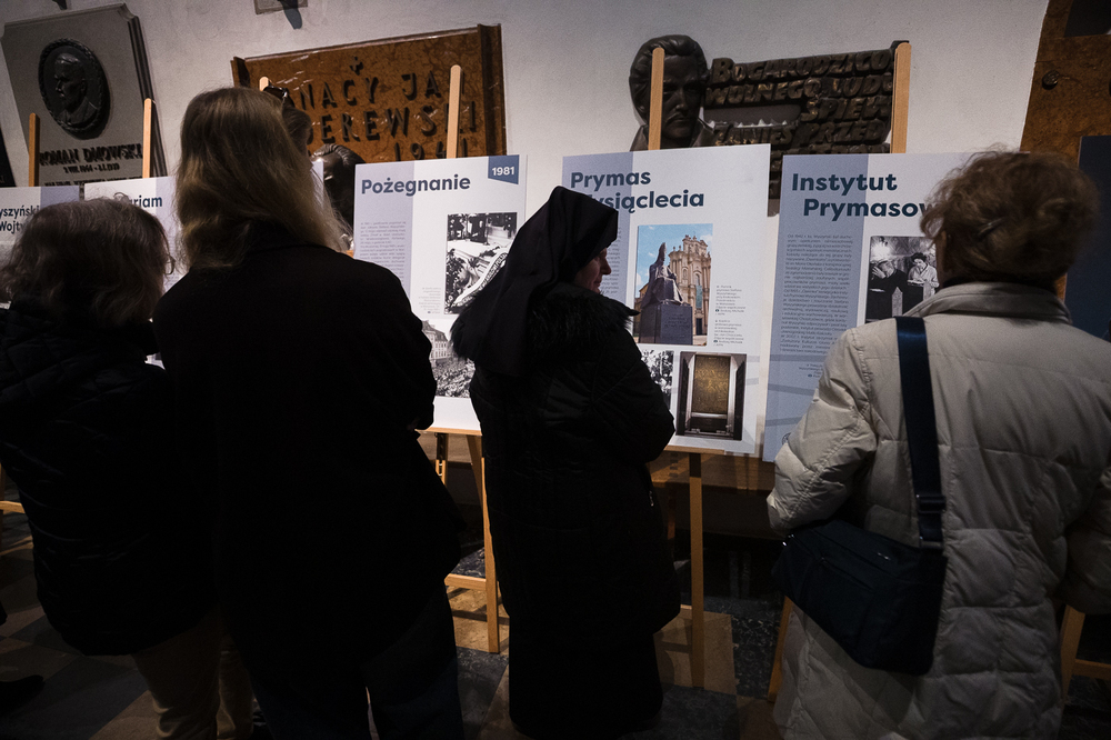 Wystawa IPN poświęcona Prymasowi Tysiąclecia w Archikatedrze Warszawskiej – 9 marca 2025. Fot. Sławek Kasper (IPN)