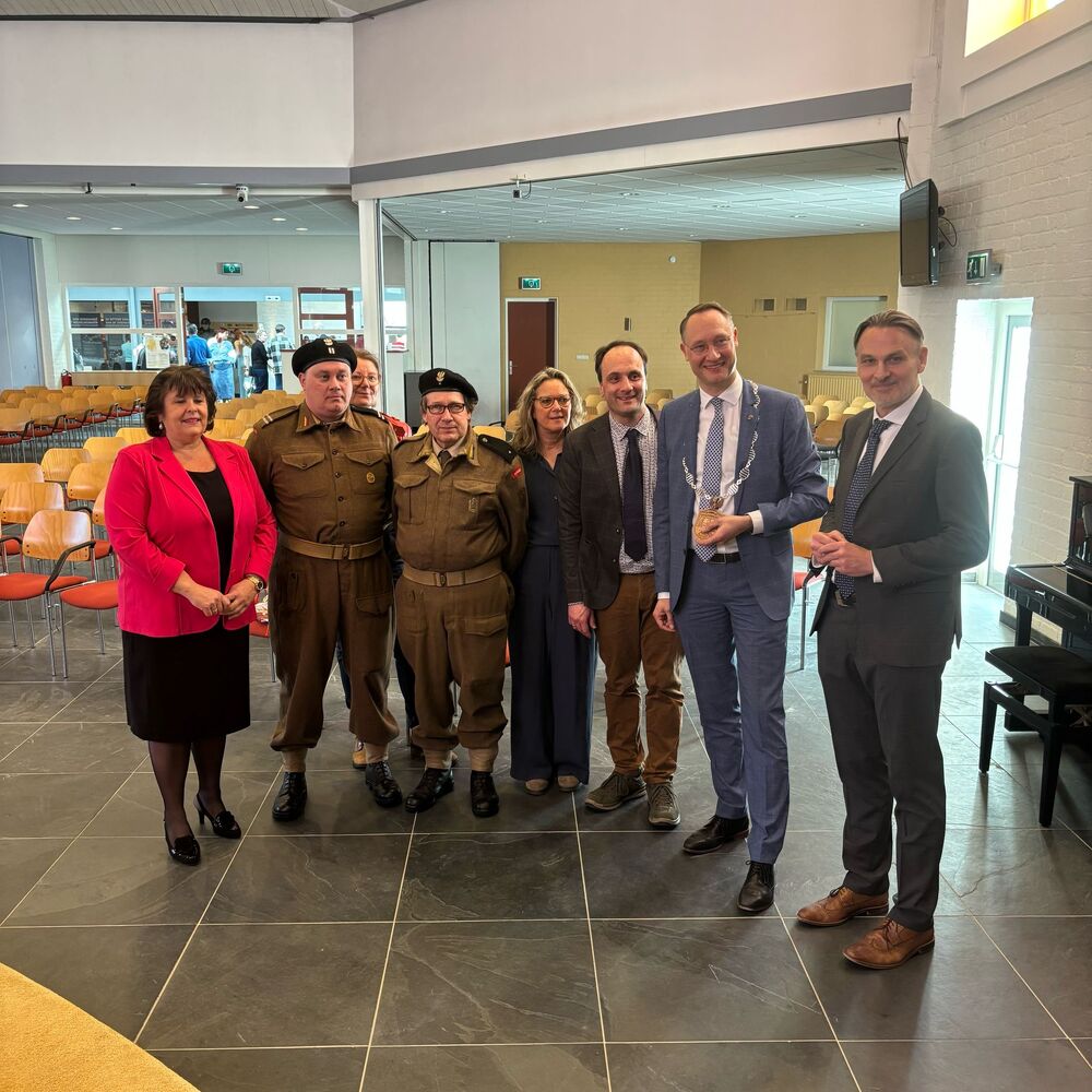 Wystawa “Szlaki Nadziei. Odyseja Wolności” została otwarta w Borger w Holandii – 7 marca 2025. Na zdj. od lewej: Anita de Veen (Komitet 80 years liberation), Sipke Barthoorn (Stowarzyszenie Who Dares Wins), Daniëlle Weggemans (Komitet 80 years liberation), Johan Wilkens (Stowarzyszenie Who Dares Wins), Henriëtte Duinkerken (Komitet 80 years liberation), Peter Krans (Komitet 80 years liberation), Jan Seton (Mayor Borger-Odoorn), Wojciech Kaczmarczyk (Institute of National Remembrance). Fot. Peter Krans
