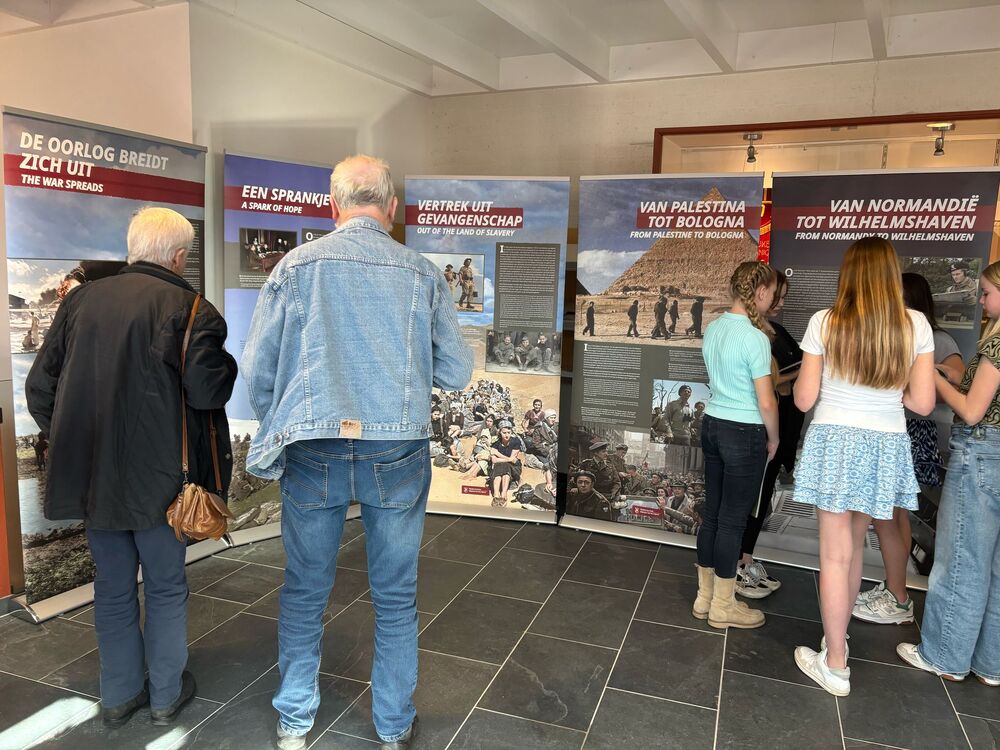 Wystawa “Szlaki Nadziei. Odyseja Wolności” została otwarta w Borger w Holandii – 7 marca 2025. Fot. Peter Krans