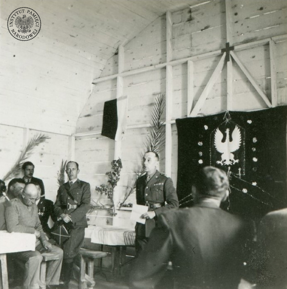 Gen. Stanisław Kopański, dowódca Samodzielnej Brygady Strzelców Karpackich, przemawia we wnętrzu baraku w obozie w Abu Kir w Egipcie, styczeń 1941 r. Fot. z zasobu IPN (z „Kolekcji Karola Angermana” przekazanej do IPN przez Ewę Krystynę Jędruch)