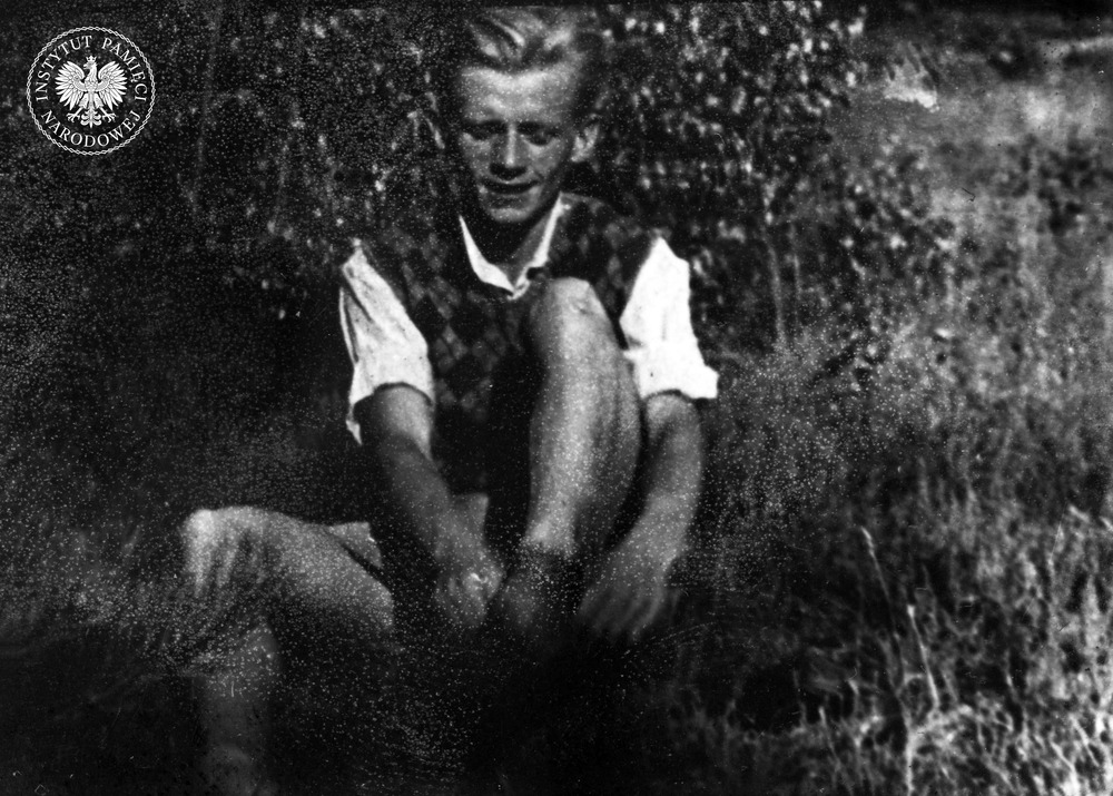 Jan Bytnar „Rudy”. Zdjęcie pochodzi z kolekcji fotografii stanowiącej prawdopodobnie część archiwum batalionu „Zośka”, zarekwirowanego przez UB podczas aresztowania Jana Rodowicza „Anody” 24 grudnia 1948 r. (fot. z zasobu IPN)