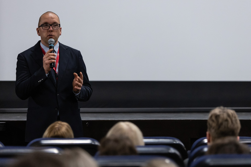 Pokaz filmu „Pomorski rajd majora Łupaszki” w Kartuzach. Na zdj. naczelnik oddziałowego Biura Badań Historycznych w Gdańsku dr Daniel Czerwiński – 17 marca 2025. Fot. Roman Jocher