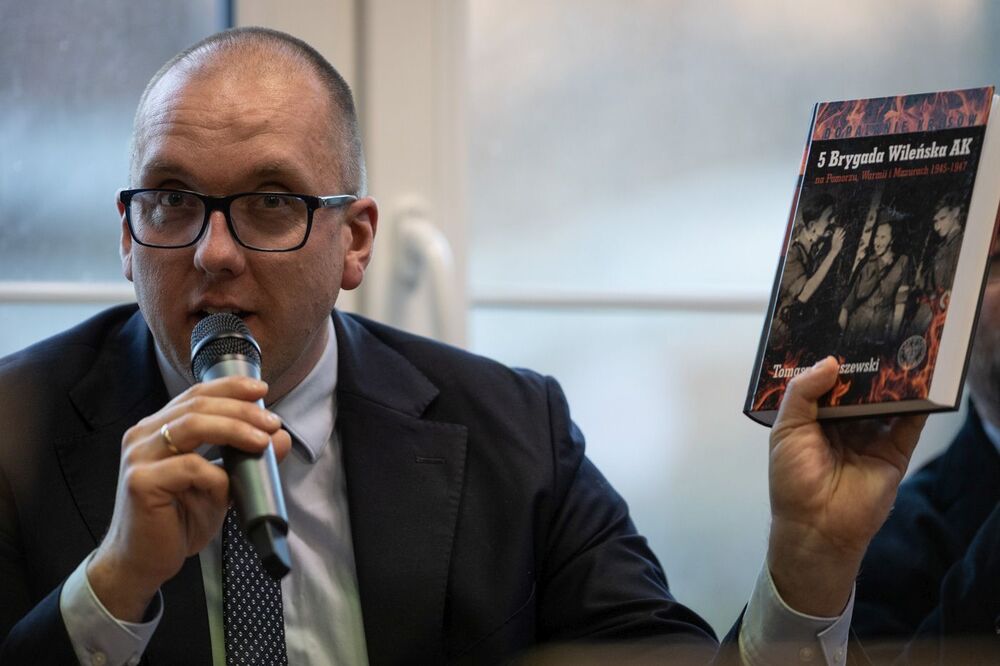 Dyskusja o Zdzisławie Badosze „Żelaznym” w Kartuzach. Na zdj. naczelnik OBBH w Gdańsku dr Daniel Czerwiński – 17 marca 2025. Fot. Roman Jocher