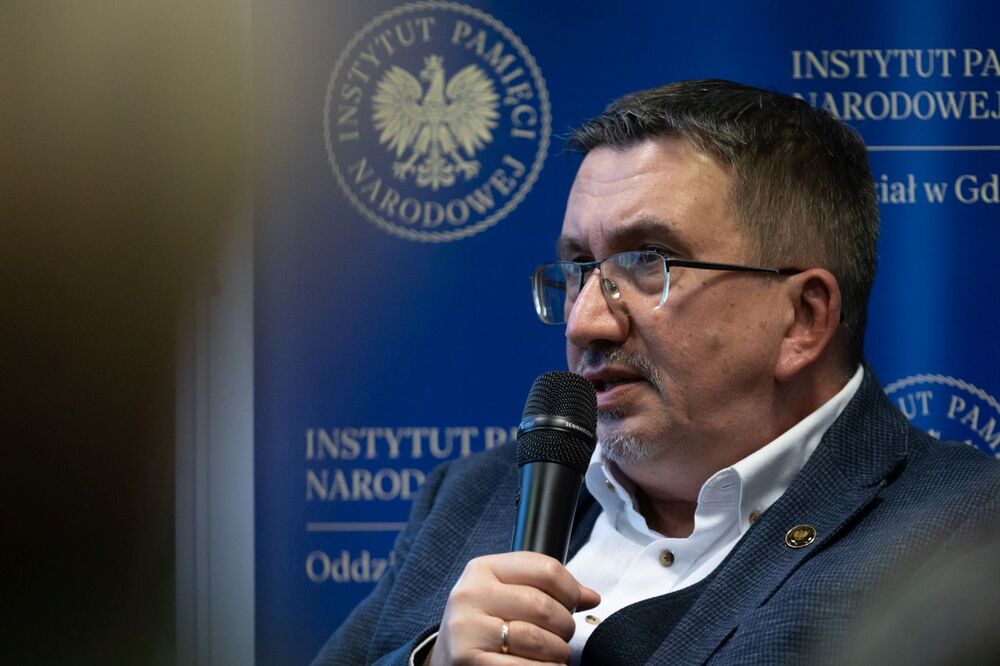 Dyskusja o Zdzisławie Badosze „Żelaznym” w Kartuzach. Na zdj. dyrektor oddziału IPN w Warszawie dr Tomasz Łabuszewski – 17 marca 2025. Fot. Roman Jocher