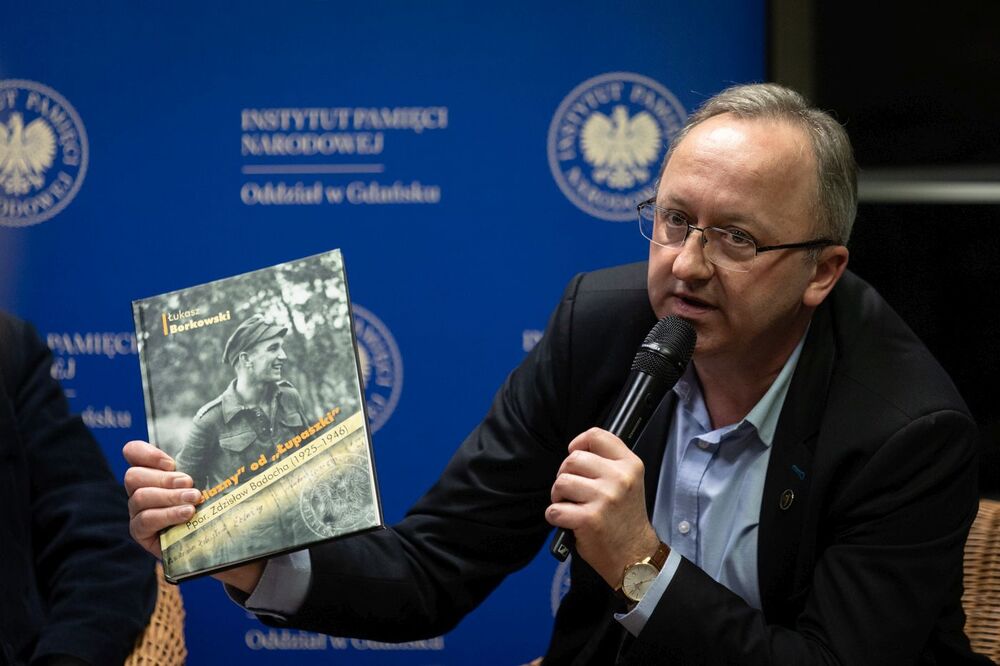 Dyskusja o Zdzisławie Badosze „Żelaznym” w Kartuzach. Na zdj. zastępca prezesa IPN dr hab. Karol Polejowski – 17 marca 2025. Fot. Roman Jocher