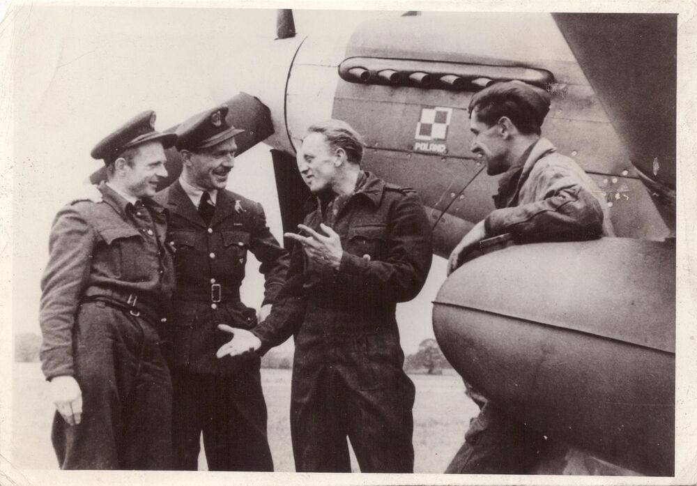 Polscy piloci przy mustangu. Kopia w zasobie IPN, oryginał w zbiorach Stowarzyszenia Weteranów Armii Polskiej w Ameryce