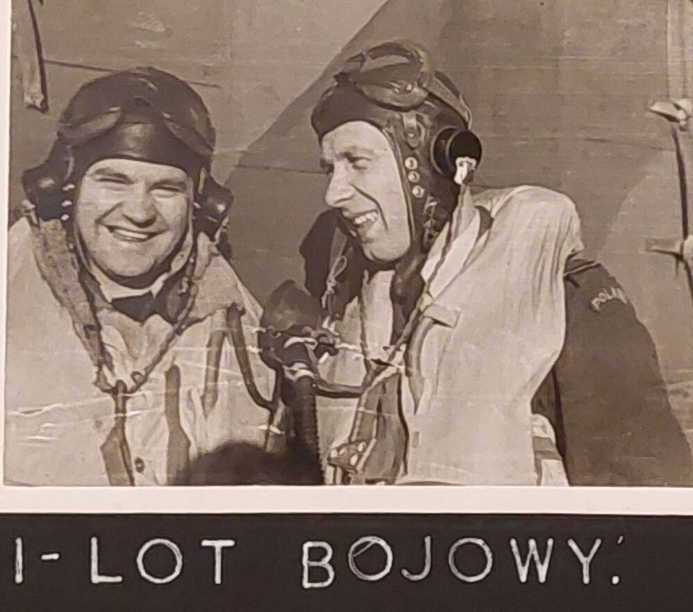 Pamiątkowe zdjęcie Stanisława Sawickiego (po prawej) po pierwszym locie bojowym. Kopia w zbiorach M. Kapusty