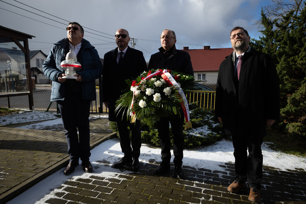 Przedstawiciele IPN złożyli kwiaty pod tablicą upamiętniającą Zdzisława Badochę w Bączu – 17 marca 2025. Fot. Roman Jocher