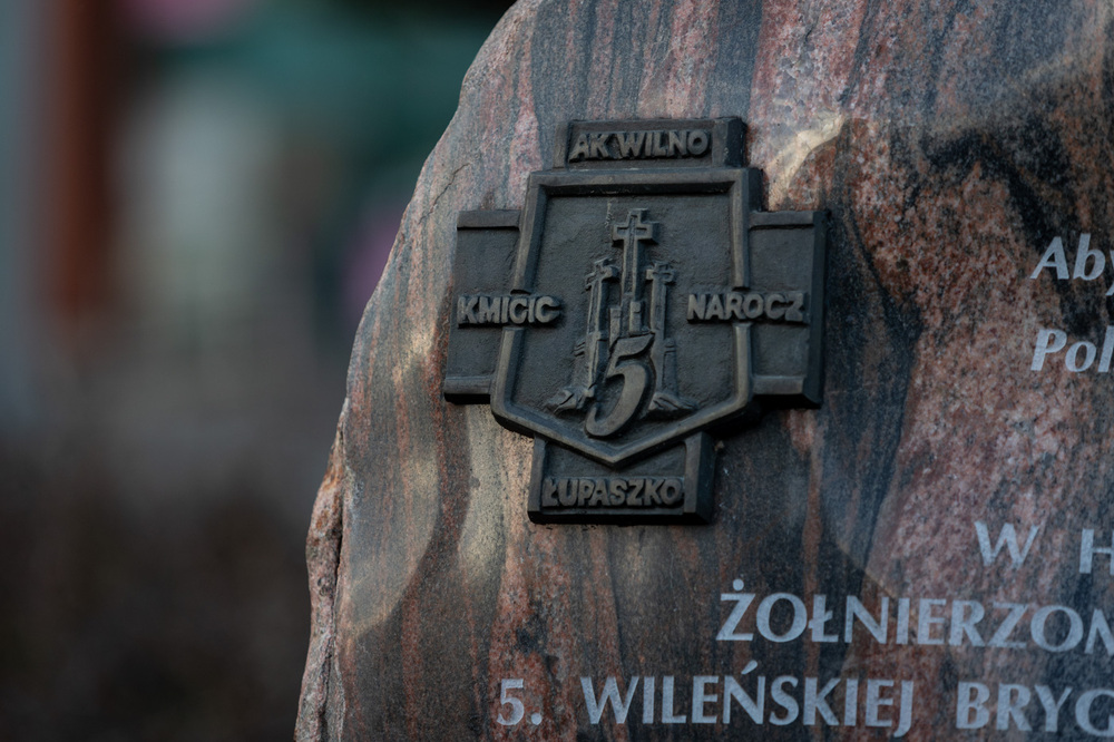 Przedstawiciele IPN złożyli kwiaty pod pomnikiem Zdzisława Badochy w Sierakowicach – 17 marca 2025. Fot. Roman Jocher