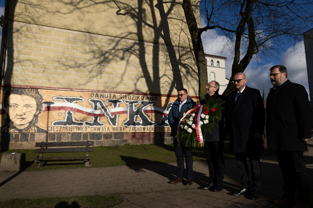 Przedstawiciele IPN złożyli kwiaty pod obeliskiem upamiętniającym Danutę Siedzikównę „Inkę” – Kartuzy, 17 marca 2025. Fot. Roman Jocher