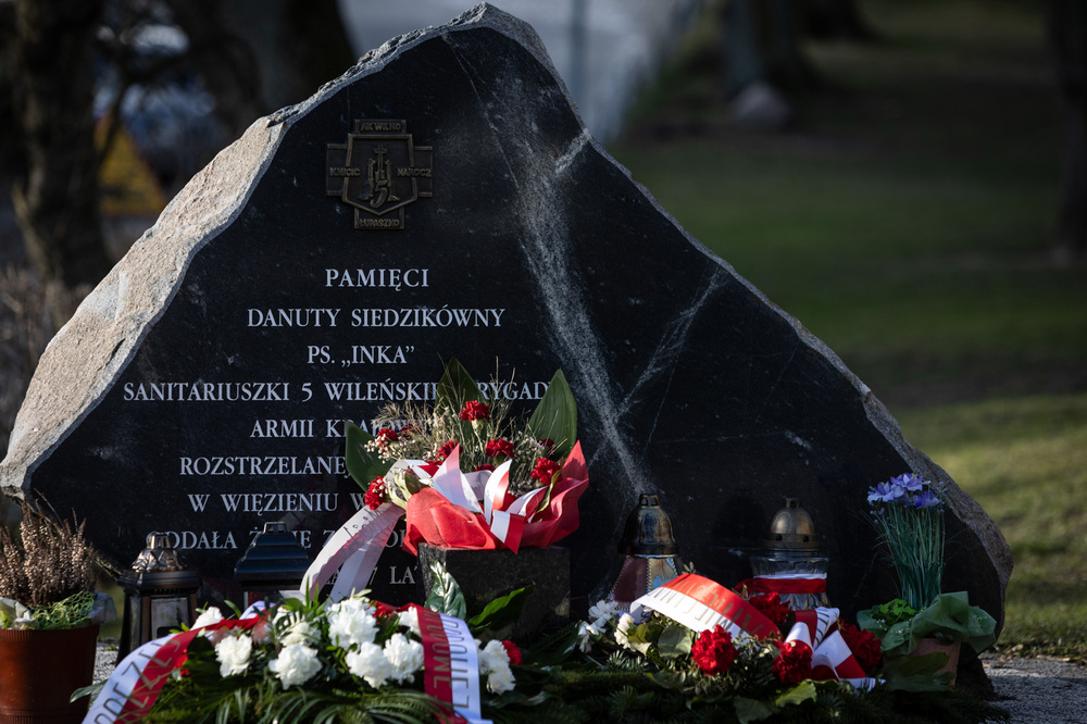 Przedstawiciele IPN złożyli kwiaty pod obeliskiem upamiętniającym Danutę Siedzikównę „Inkę” – Kartuzy, 17 marca 2025. Fot. Roman Jocher