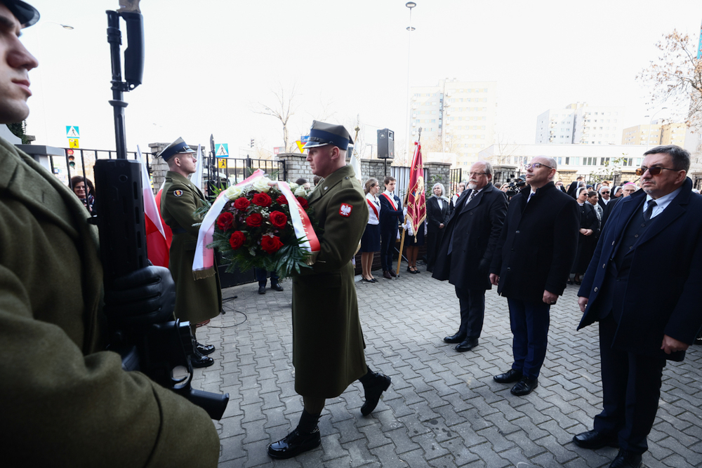 W Warszawie upamiętniliśmy siostry nazaretanki. Na zdj. dyrektor Biura Upamiętniania Walk i Męczeństwa IPN Adam Siwek, zastępca prezesa IPN dr Mateusz Szpytma i dyrektor warszawskiego oddziału IPN dr Tomasz Łabuszewski – 22 marca 2025. Fot. Sławek Kasper (IPN)