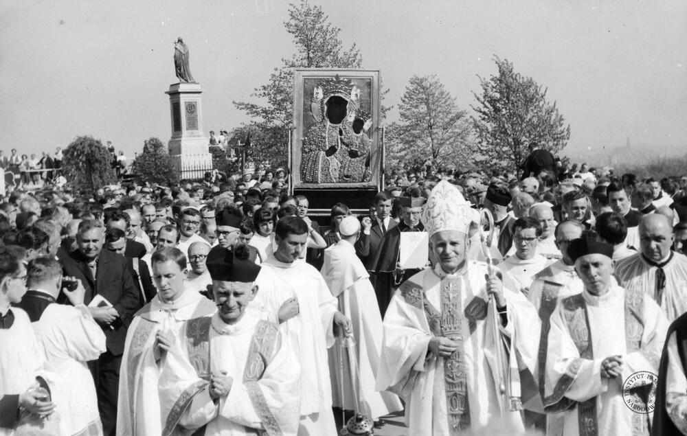 Arcybiskup Karol Wojtyła prowadzi procesję podczas centralnych uroczystości milenijnych na Jasnej Górze, 3 maja 1966 r., z zasobu AIPN, sygn. IPNKa-7-10-1-2-1