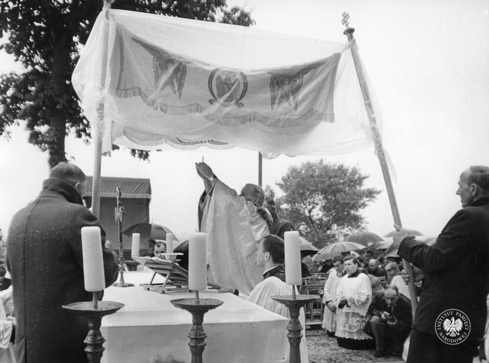 Uroczystości milenijne, które odbyły się w parafii Tum 11 czerwca 1967 r., z zasobu AIPN, sygn. IPNLd-16-2-2-24-1