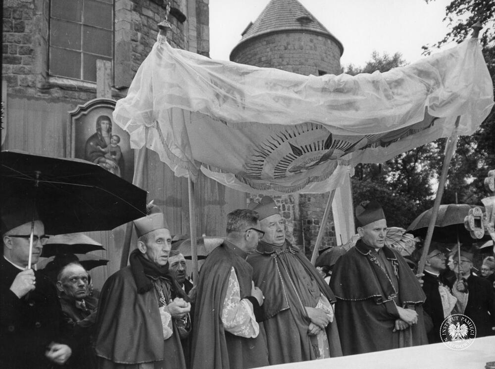 Uroczystości milenijne, które odbyły się w parafii Tum 11 czerwca 1967 r., z zasobu AIPN, sygn. IPNLd-16-2-2-29-1
