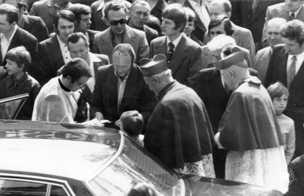 Pielgrzymka mężczyzn do Piekar Śląskich 29 maja 1977 r., w środku kard. Karol Wojtyła, z zasobu AIPN, sygn. IPNKa-7-7-4-79