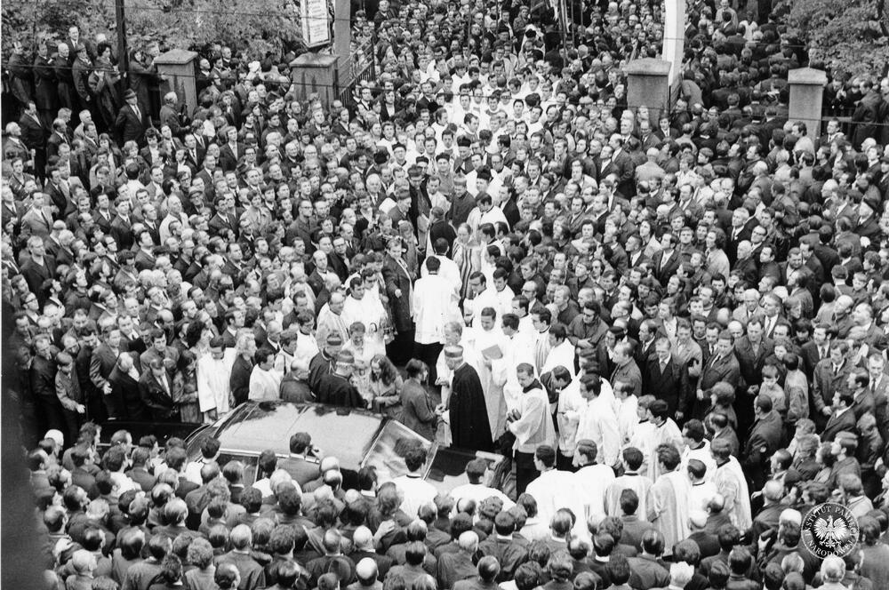 Piesze pielgrzymki kobiet i mężczyzn do Piekar Śląskich w dniach 27 maja oraz 19 sierpnia 1973 r., w środku kard. Karol  Wojtyła, z zasobu AIPN, sygn. IPNKa-7-7-11-34-1