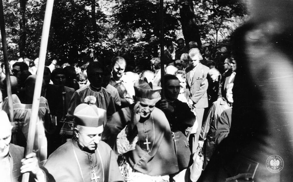 Pielgrzymka mężczyzn do Piekar Śląskich, 29 maja 1977 r., w środku kard. Karol Wojtyła, z zasobu AIPN, sygn. IPNKa-7-7-4-111-1