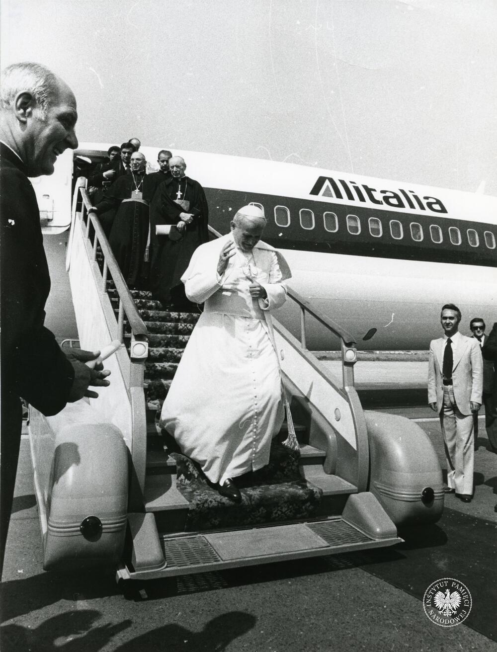 Pielgrzymka Jana Pawła II w 1979 r. do Polski. Jan Paweł II schodzi po schodach samolotu włoskich linii lotniczych Alitalia na lotnisku w Warszawie, za  papieżem kard. Stefan Wyszyński, z zasobu AIPN, sygn. IPNPo-7-7-1-118-1