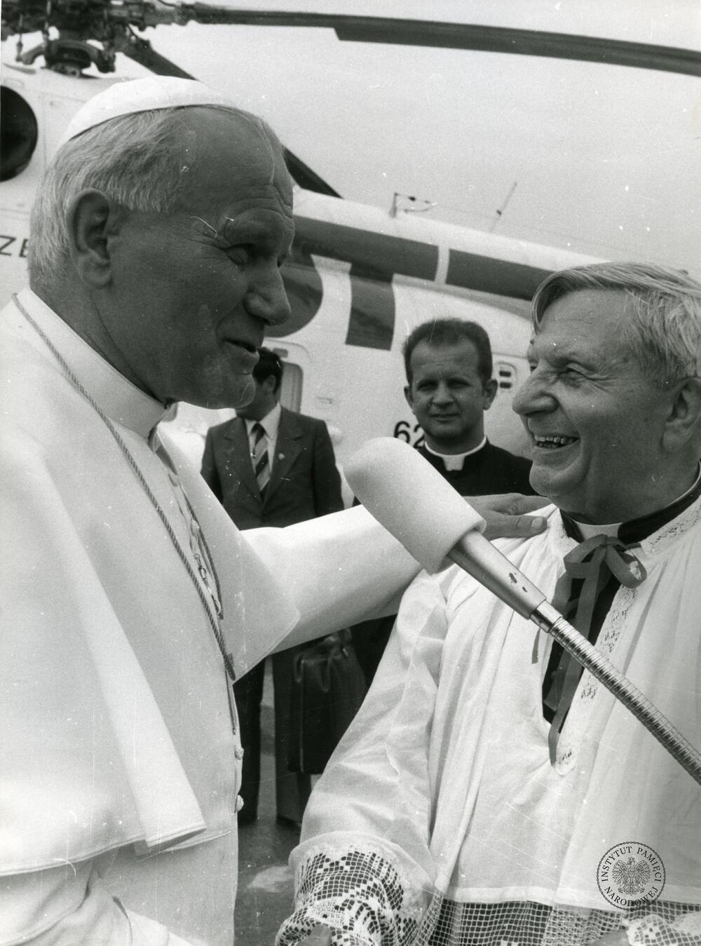 Pielgrzymka Jana Pawła II w 1979 r. do Polski. Katecheta z czasów szkolnych Ojca Świętego ks. Edward Zacher wita Papieża w Wadowicach, z zasobu AIPN, sygn. IPNPo-7-7-1-122-1
