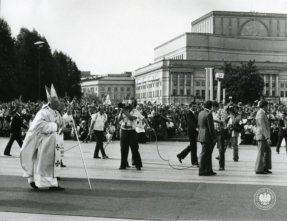 Pierwsza pielgrzymka Jana Pawła II do Polski, 2 czerwca 1979 r., Ojciec Święty Jan Paweł II przechadza się wzdłuż sektorów na Placu Zwycięstwa, z zasobu AIPN, sygn.  IPNPo-7-7-1-85-1