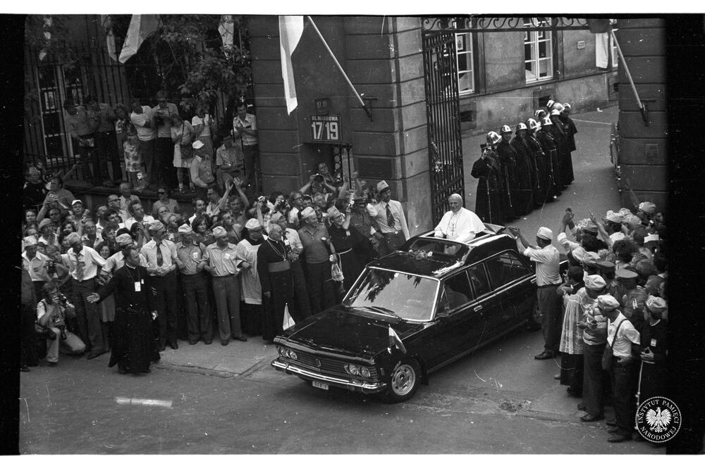 Główne wejście do siedziby prymasa Polski przy ul. Miodowej 17-19 w Warszawie przed i podczas pierwszej pielgrzymki papieża Jana Pawła II do Polski. Zdjęcia wykonane z punktu zakrytego kryptonim „Kopuła” w ramach operacji „Lato 79”, z zasobu AIPN, sygn. IPNBU-11-5-7-750-1