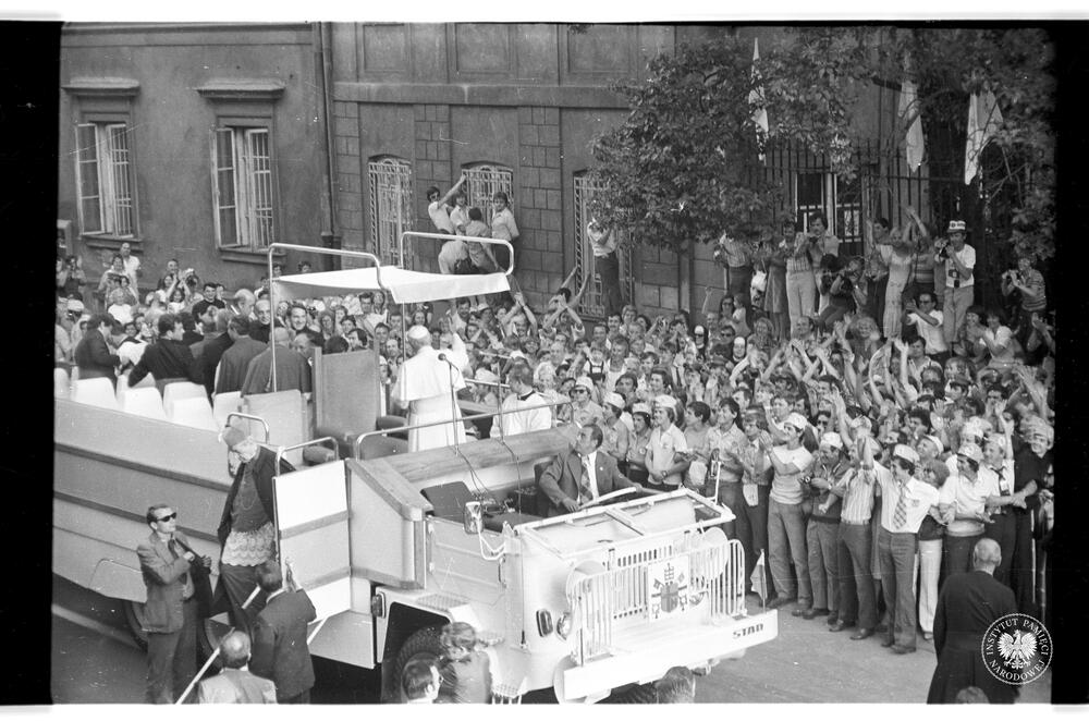 Główne wejście do siedziby prymasa Polski przy ul. Miodowej 17-19 w Warszawie przed i podczas pierwszej pielgrzymki papieża Jana Pawła II do Polski. Zdjęcia wykonane z punktu zakrytego kryptonim „Kopuła” w ramach operacji „Lato 79”, z zasobu AIPN, sygn. IPNBU-11-5-7-858-1