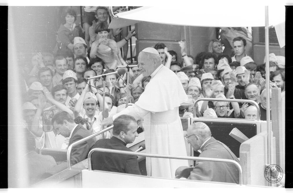 Główne wejście do siedziby prymasa Polski przy ul. Miodowej 17-19 w Warszawie przed i podczas pierwszej pielgrzymki papieża Jana Pawła II do Polski. Zdjęcia wykonane z punktu zakrytego kryptonim „Kopuła” w ramach operacji „Lato 79”, z zasobu AIPN, sygn.  IPNBU-11-5-7-2018-1