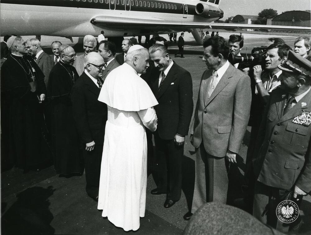 Pierwsza pielgrzymka Jana Pawłą II do Polski. Papież Jan Paweł II wita się z delegacją przedstawicieli władz państwowych na lotnisku w Warszawie. Po lewej stronie Papieża stoi Henryk Jabłoński, z zasobu AIPN, sygn. IPNPo-7-7-1-33-1