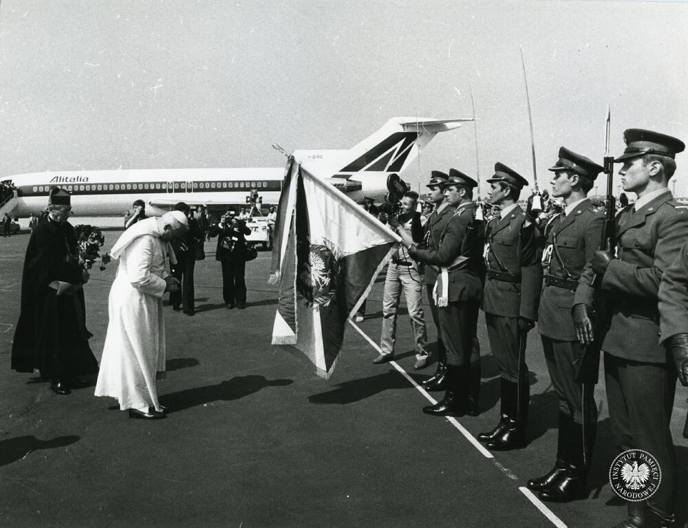 Pielgrzymka Jana Pawła II w 1979 r. do Polski. Jan Paweł II oddaje honory przed pocztem sztandarowym Kompanii Reprezentacyjnej Wojska Polskiego. Po lewej stronie stoi kard. Stefan Wyszyński, z zasobu AIPN, sygn. IPNPo-7-7-1-36-1